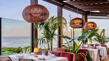 5 restaurants, breakfast, lunch, dinner served; Californian cuisine