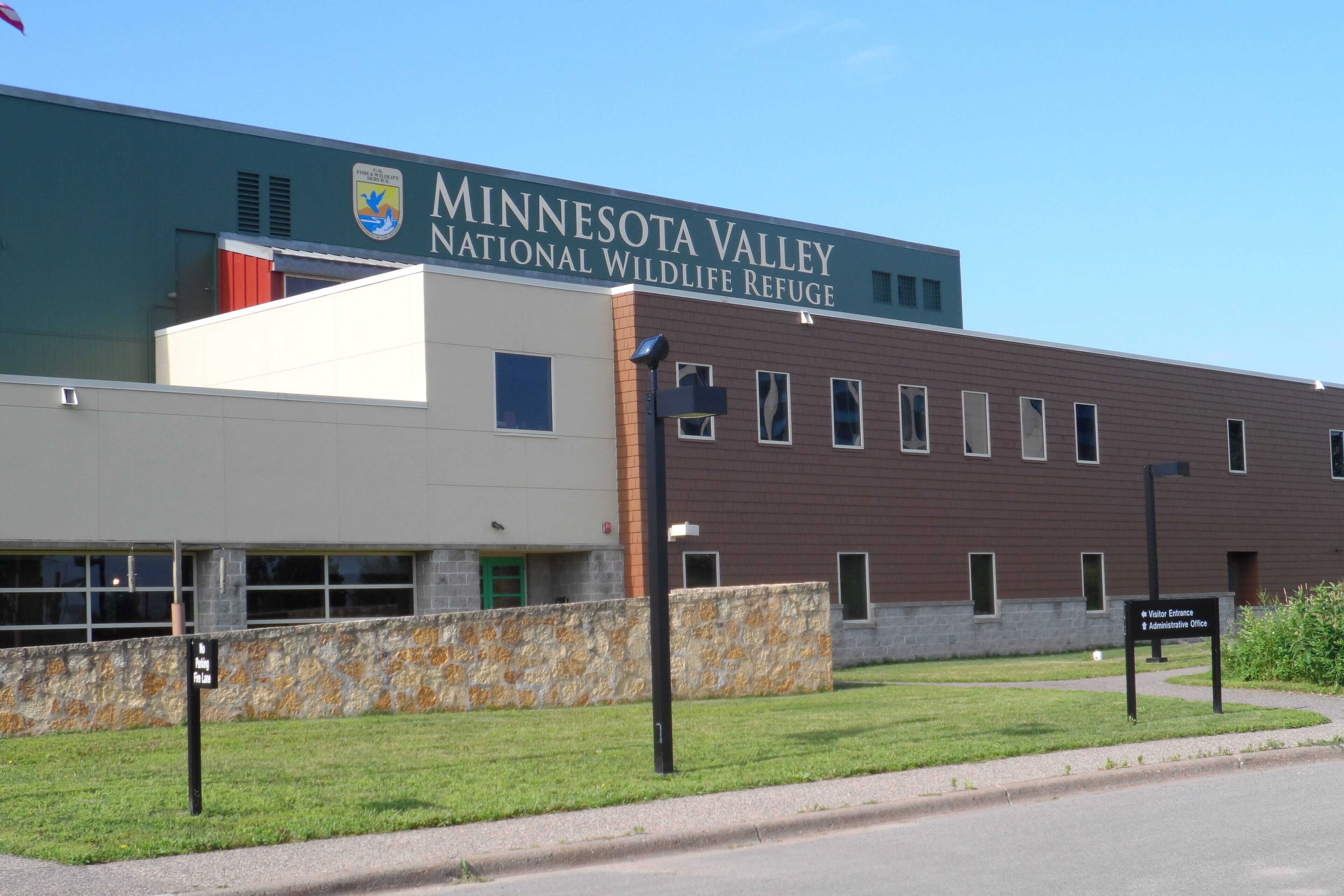 Um edifício com uma placa indicando 'Minnesota Valley National Wildlife Refuge'.