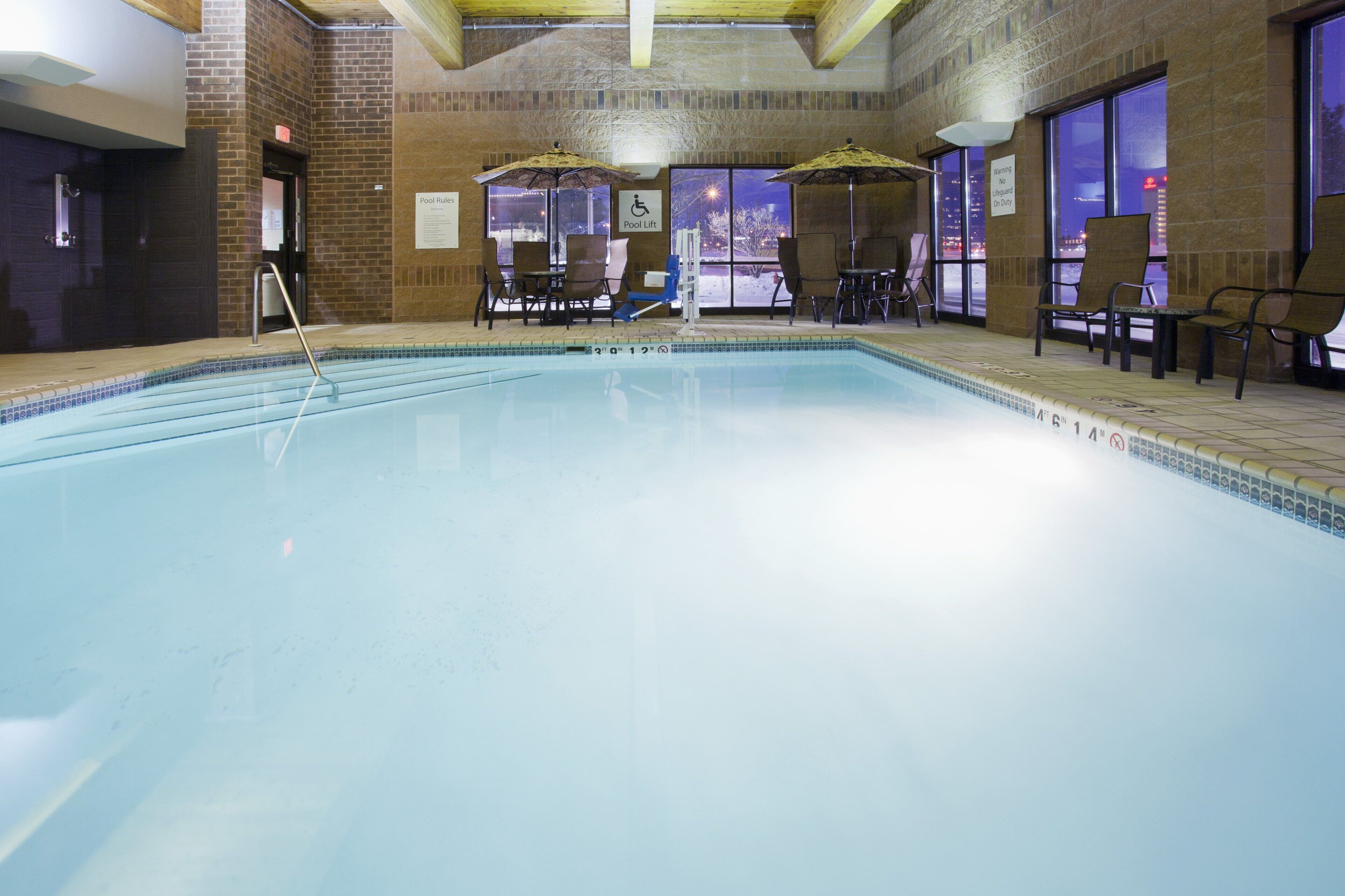 Una piscina cubierta