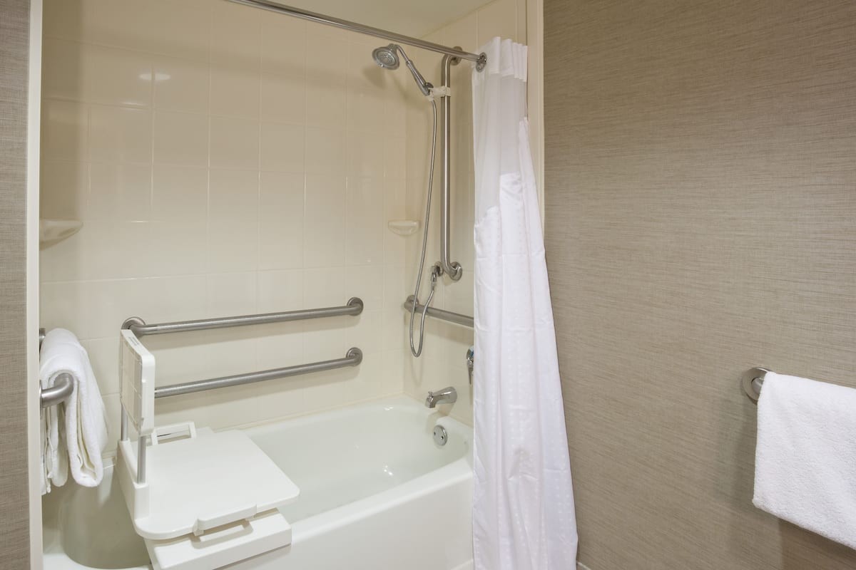 Rom – standard, 2 queensize-senger, tilgjengelighetstilpasset (Mobility, Accessible Tub) | Sengetøy av topp kvalitet, senger med overmadrass og safe på rommet