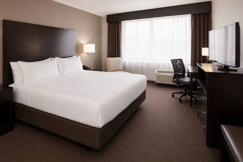 Premium bedding, pillowtop beds, in-room safe, desk