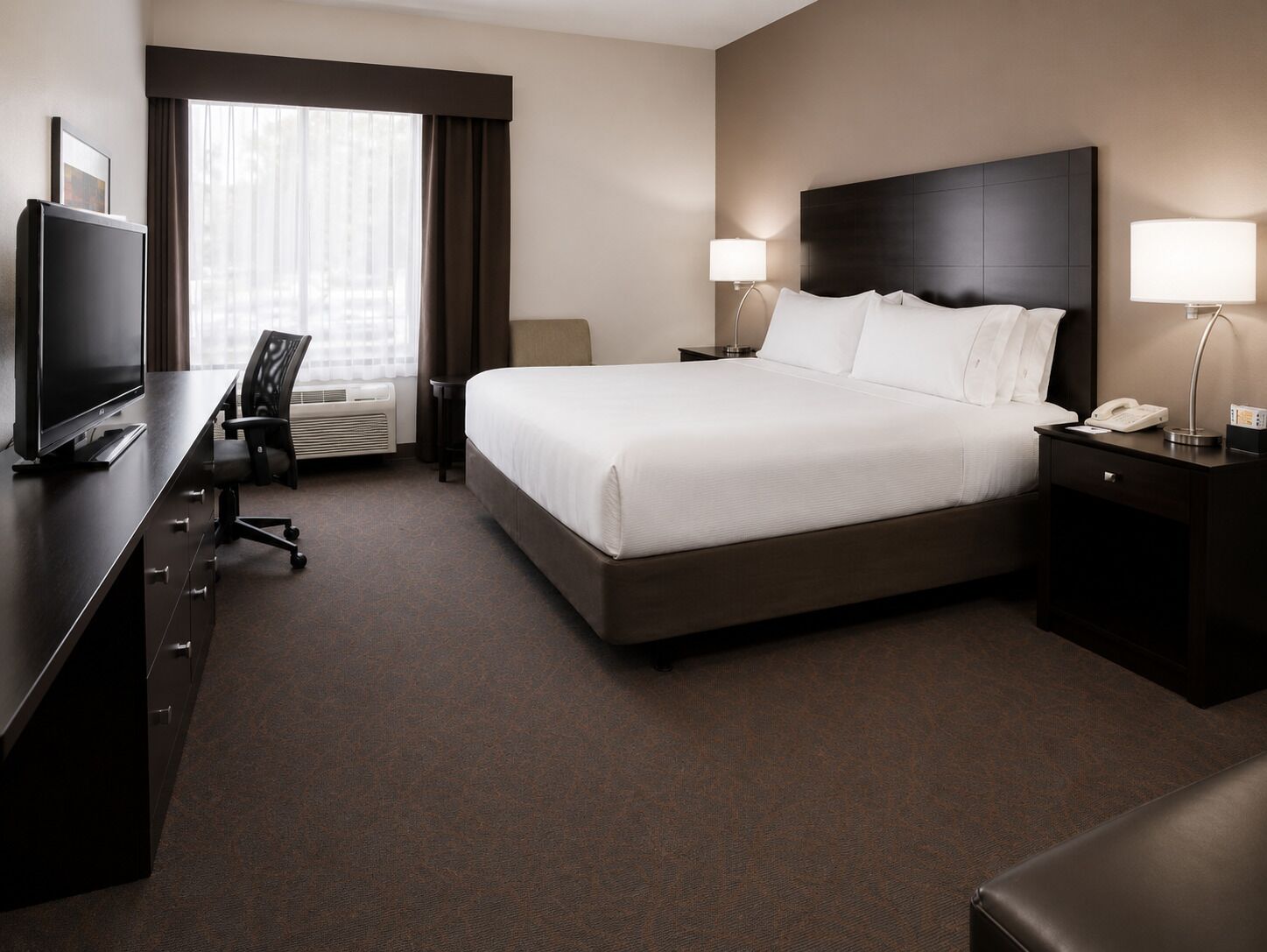 Standard Room, 1 King Bed, Accessible (Communications, Roll-In Shower) | Premium bedding, pillow-top beds, in-room safe, desk