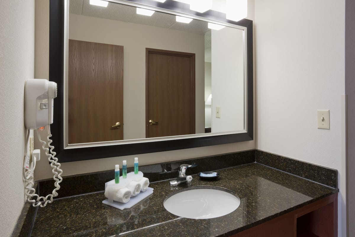 Combined shower/tub, designer toiletries, hair dryer, towels
