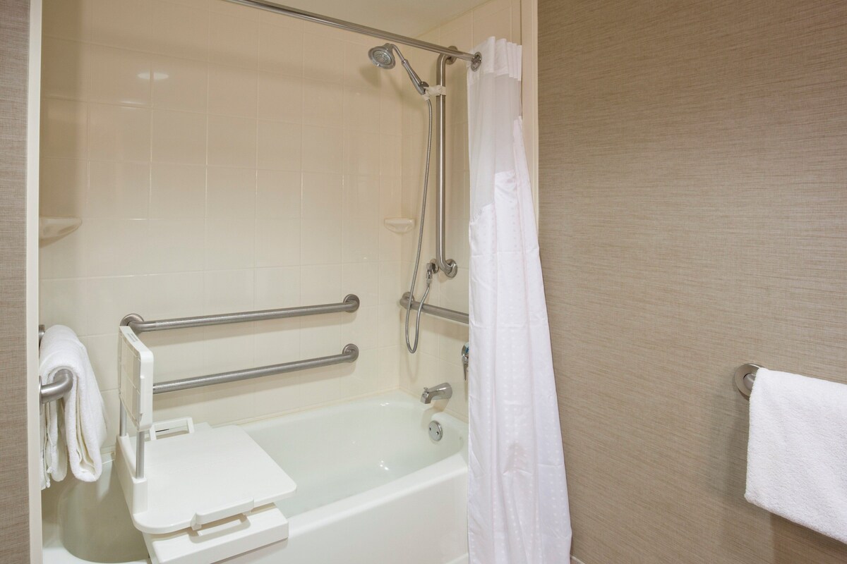 Rom – standard, 2 queensize-senger, tilgjengelighetstilpasset (Mobility, Accessible Tub) | Sengetøy av topp kvalitet, senger med overmadrass og safe på rommet