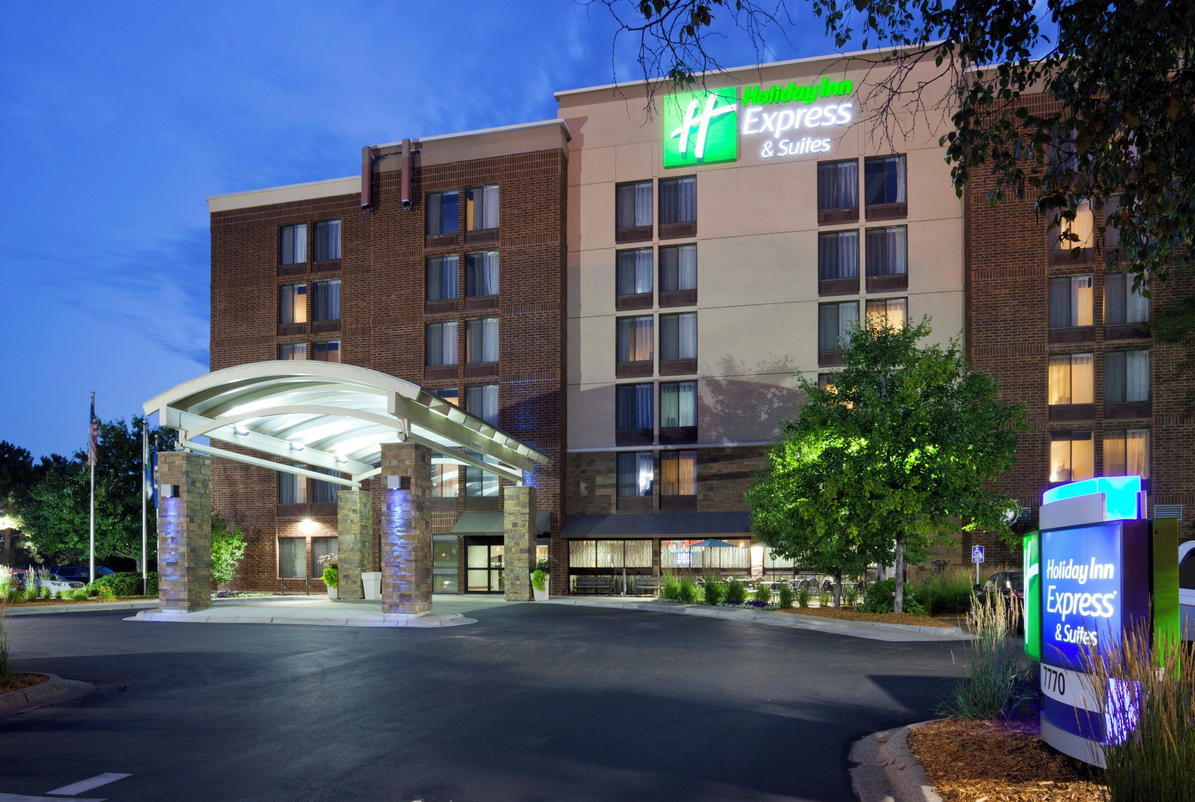 Un hôtel Holiday Inn Express doté d’une entrée couverte, d’une façade en briques et d’une enseigne.