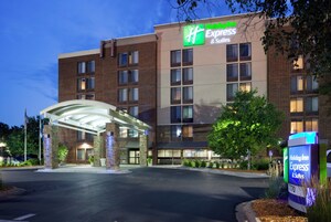 Un hotel Holiday Inn Express con entrada cubierta, fachada de ladrillo y señalización.