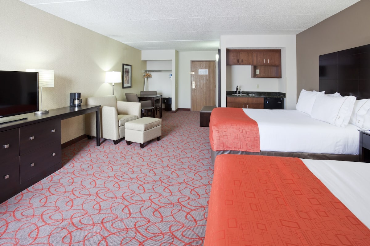 Premium bedding, pillowtop beds, in-room safe, desk