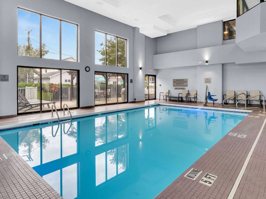 Een binnenzwembad, ligstoelen bij het zwembad