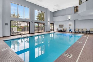 Indoor pool, sun loungers