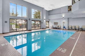 Piscine couverte, chaises longues