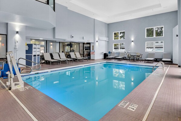 Inomhuspool och solstolar
