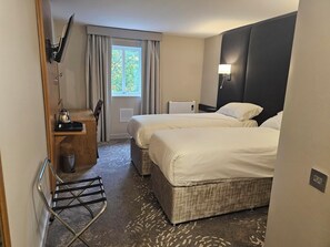 Habitació amb dos llits individuals estàndard, 1 dormitori | Escriptori, planxa i posts de planxar, wifi gratuïta i roba de llit 