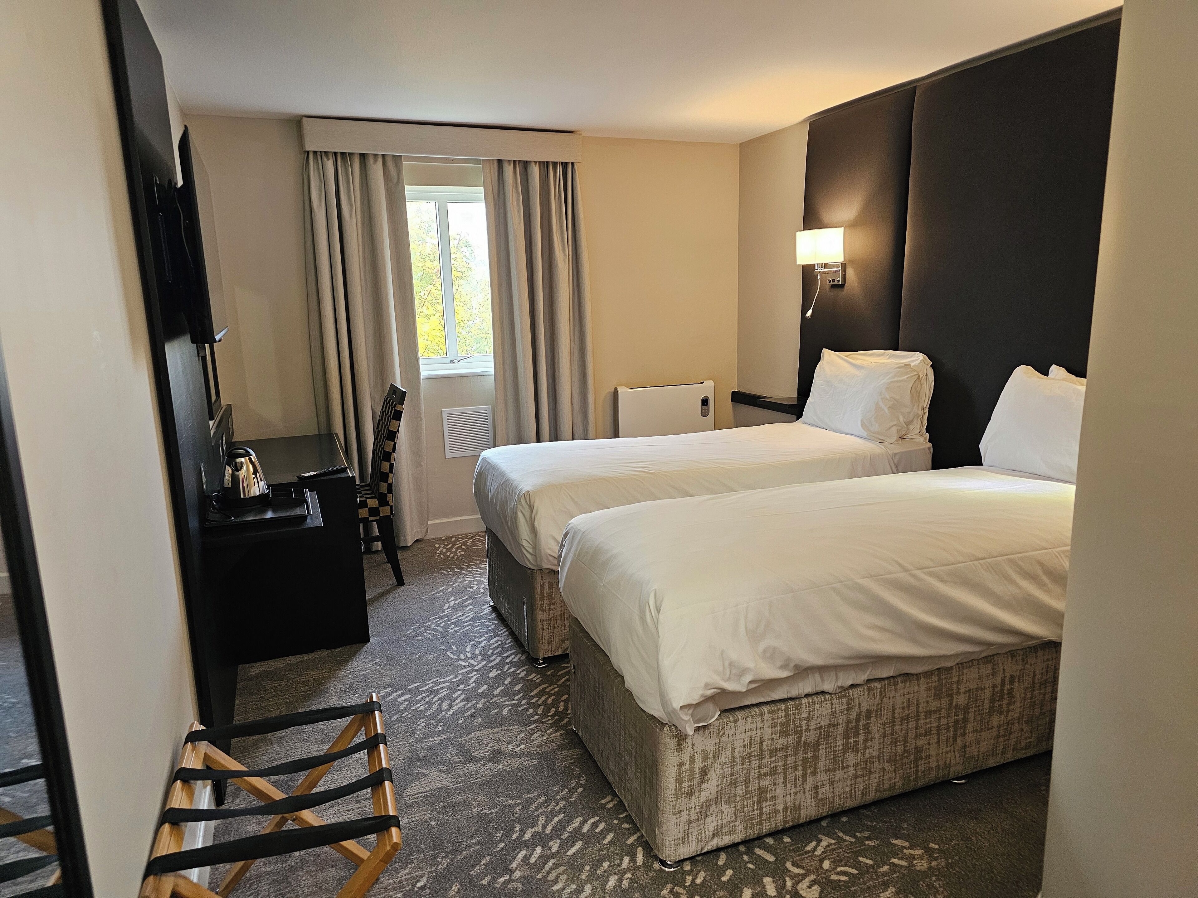 Skrivebord, strykejern/-brett, wi-fi (inkludert) og sengetøy