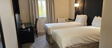 Työpöytä, silitysrauta/-lauta, ilmainen Wi-Fi, vuodevaatteet