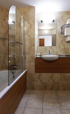 Ensemble douche/baignoire, serviettes fournies, savon, shampoing