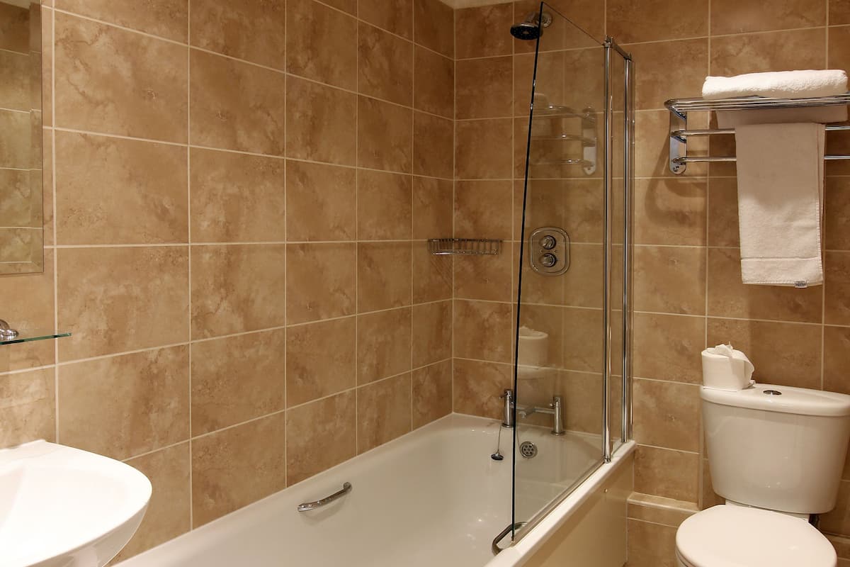 Combined shower/tub, hair dryer, towels