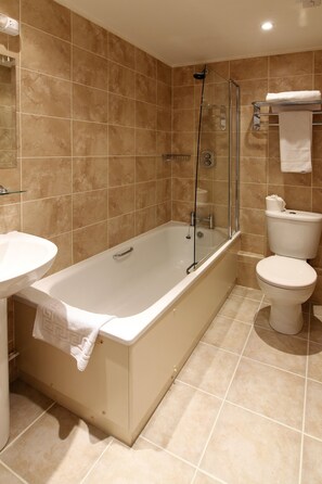 Combined shower/tub, hair dryer, towels