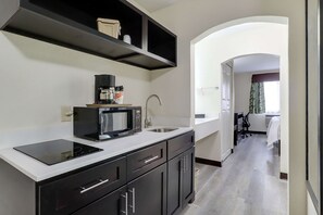 In-room safe, desk, iron/ironing board, free cribs/infant beds - Quality Suites Albuquerque Airport (Albuquerque)