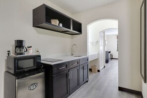 Coffres-forts dans les chambres, bureau, fer et planche à repasser