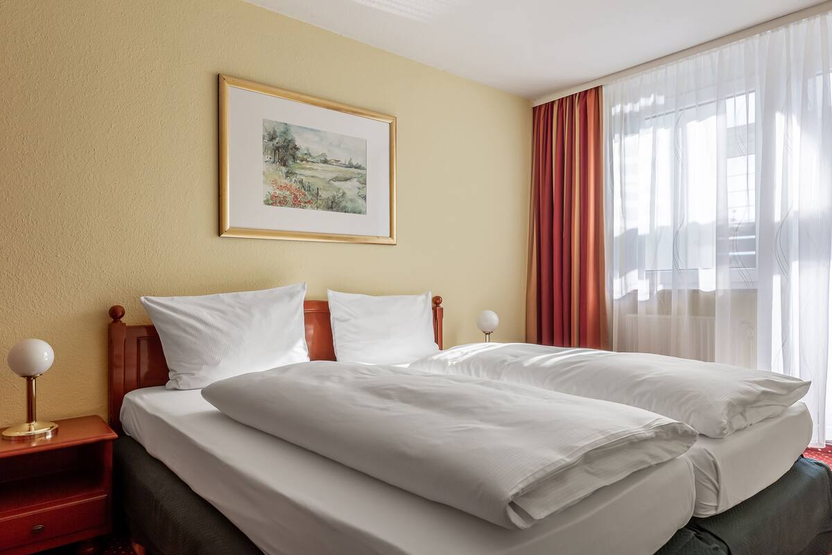 1 bedroom, hypo-allergenic bedding, minibar, in-room safe