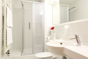 Combined shower/tub, towels