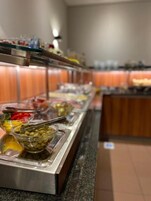 Montaje de bufé con diversas opciones de comida y condimentos.