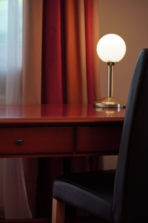 Standard Twin Room | Hypo-allergenic bedding, minibar, iron/ironing board, free WiFi - INVITE Hotel an der Kaiserburg (Nuremberg)