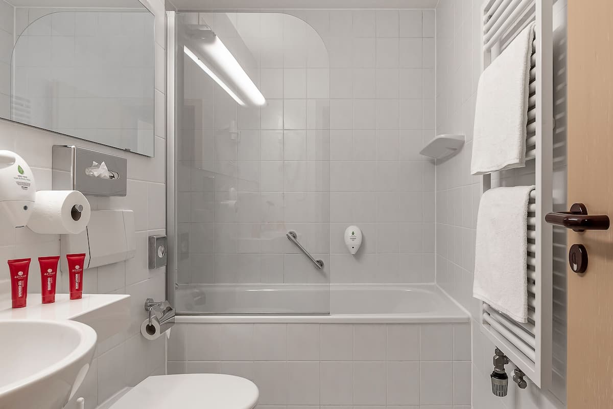 family suite | bathroom | combined shower/bathtub, towels