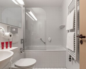 Suite Familiale | Salle de bain | Ensemble douche/baignoire, serviettes fournies