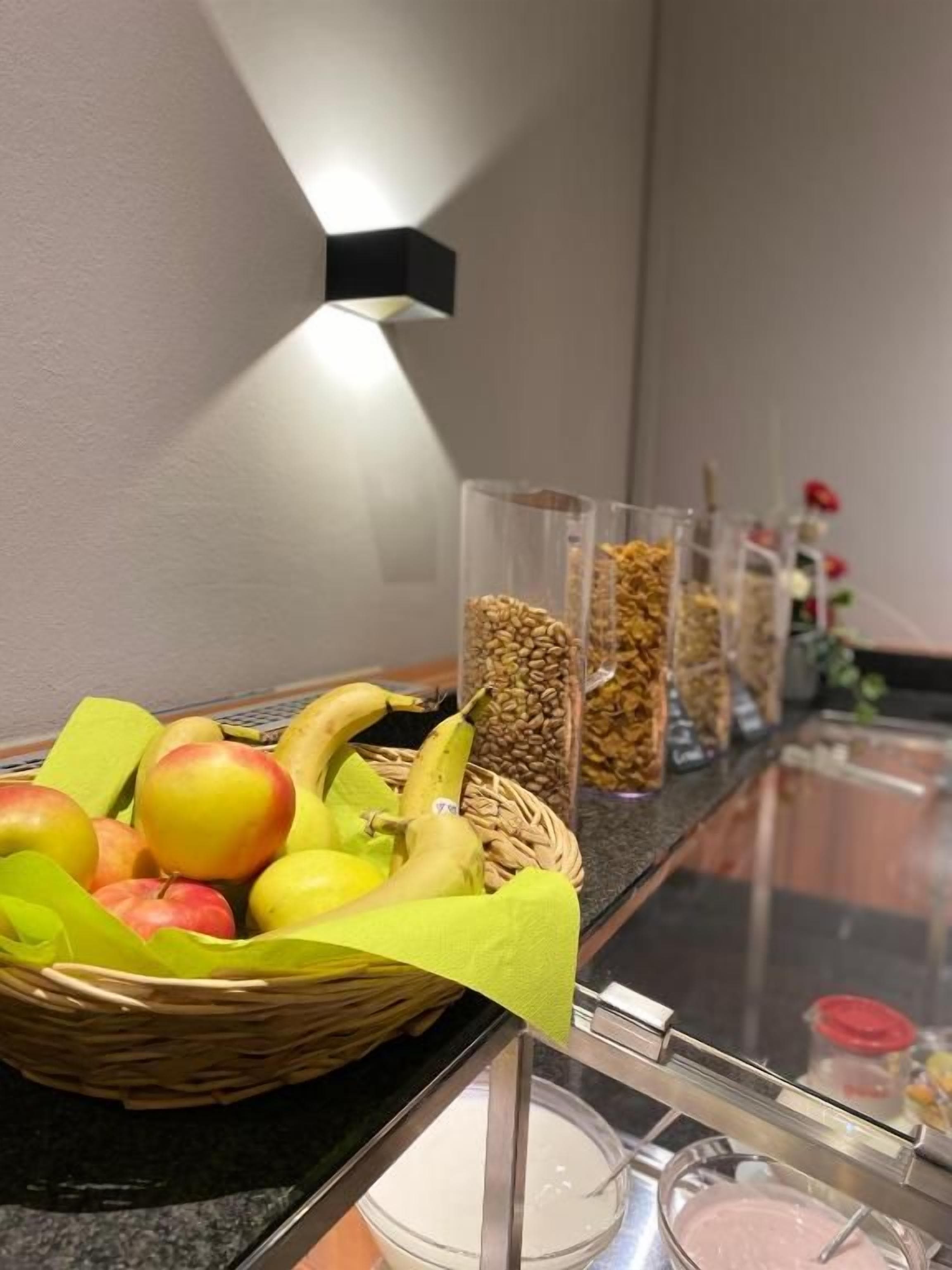 Un bufé de desayuno con frutas, nueces y cereales.