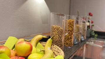Ein Frühstücksbuffet mit Früchten, Nüssen und Müsli.
