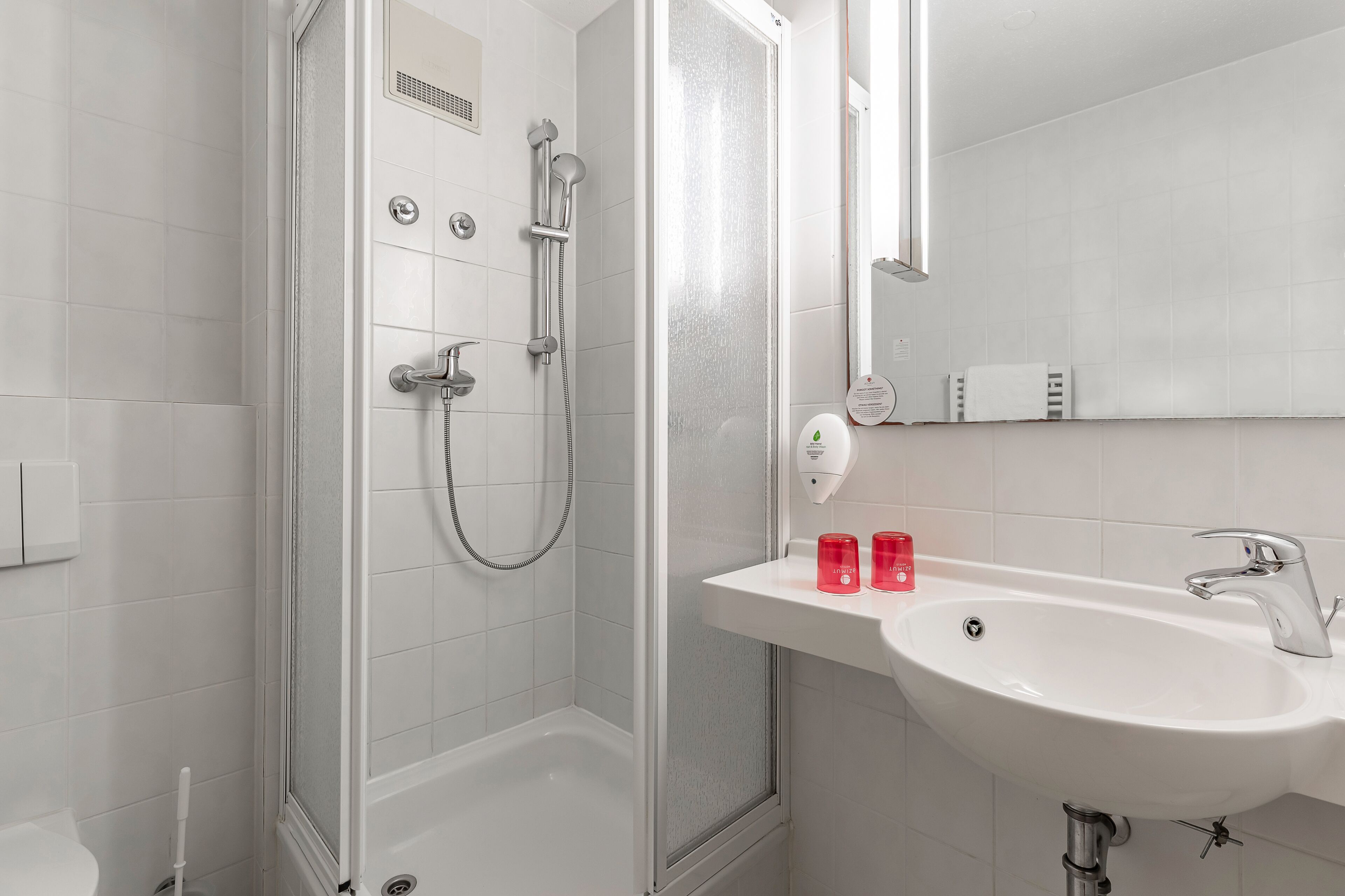 combined shower/bathtub, towels