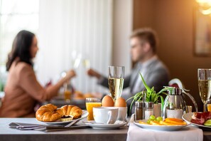 每日供应自助式早餐(每人 EUR 19.00)