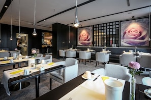 2 restaurants; lunch and dinner served 