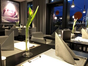 2 restaurants, lunch, dinner served; Vietnamese cuisine