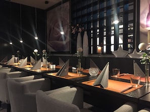 2 restaurants, lunch, dinner served; Vietnamese cuisine