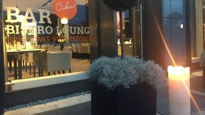 A restaurant with a sign reading "BAR BISTRO LOUNGE LONGDRINKS VINO PROSECCO." - Hotel Schempp (Bobingen)