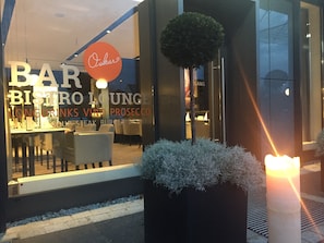 Fassade der Unterkunft – Abend/Nacht