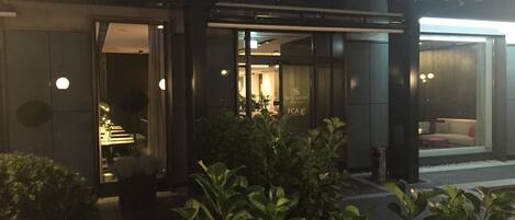 Exterior de un hotel con un cartel llamativo que dice 'HOTEL SCHEMP'.