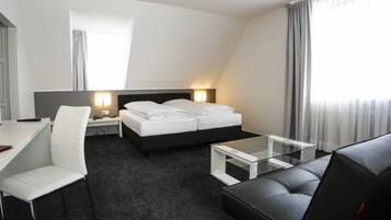 Business Suite | Hypo-allergenic bedding, pillowtop beds, minibar, in-room safe