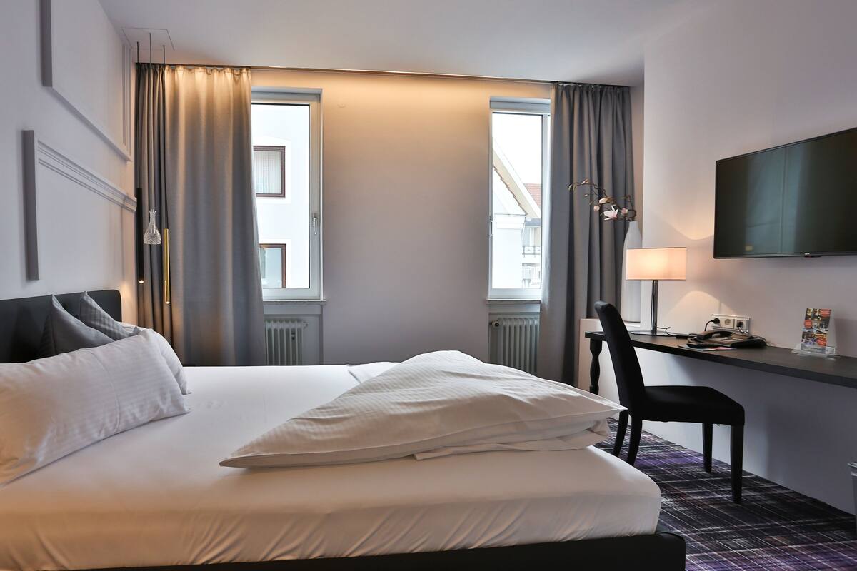 deluxe double room | 1 bedroom, hypo-allergenic bedding, pillow-top beds, minibar