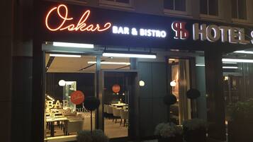 A bar and bistro named 'Oskar' with a visible entrance and indoor seating area.