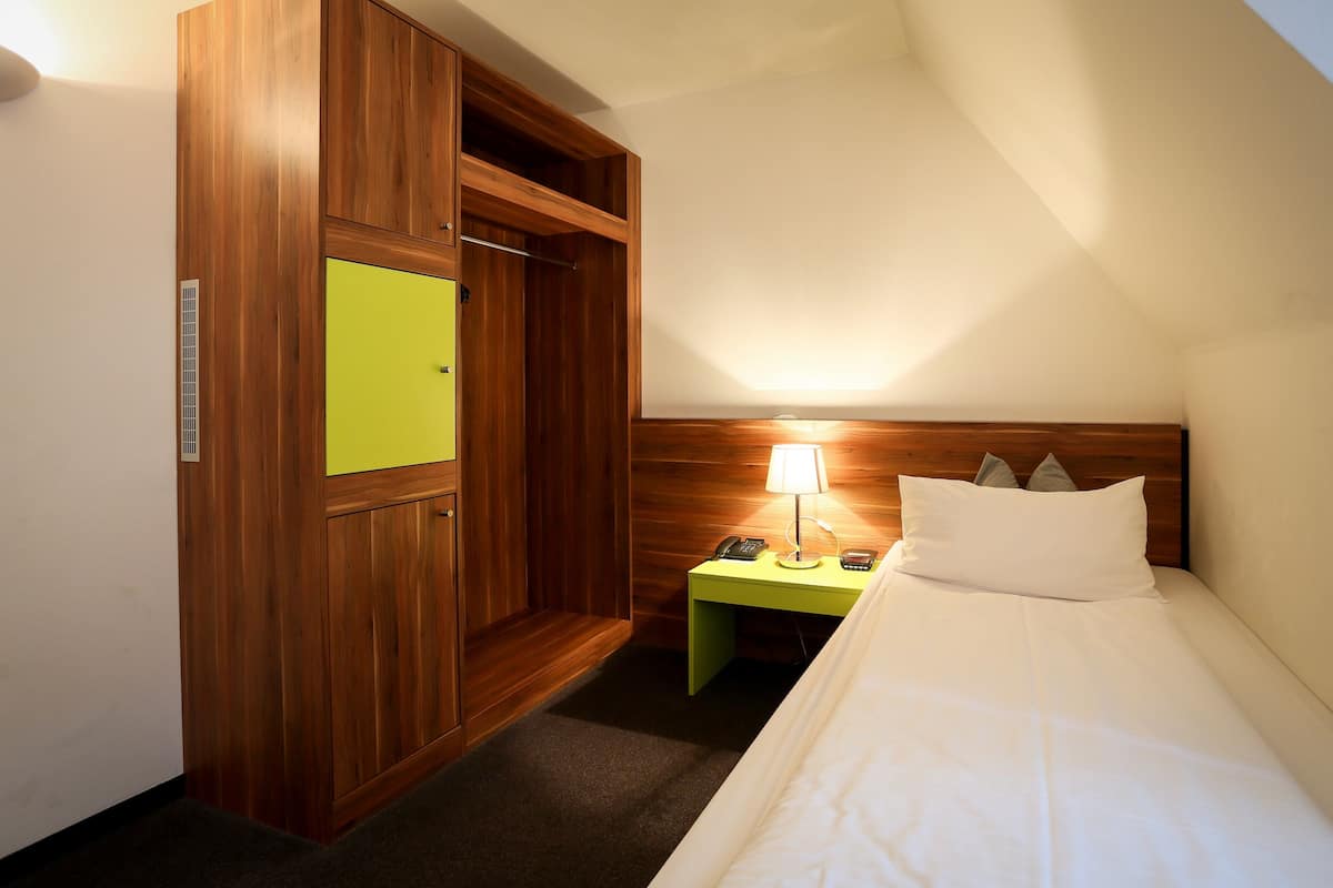 Economy Single Room | Hypo-allergenic bedding available, pillowtop beds, minibar, in-room safe