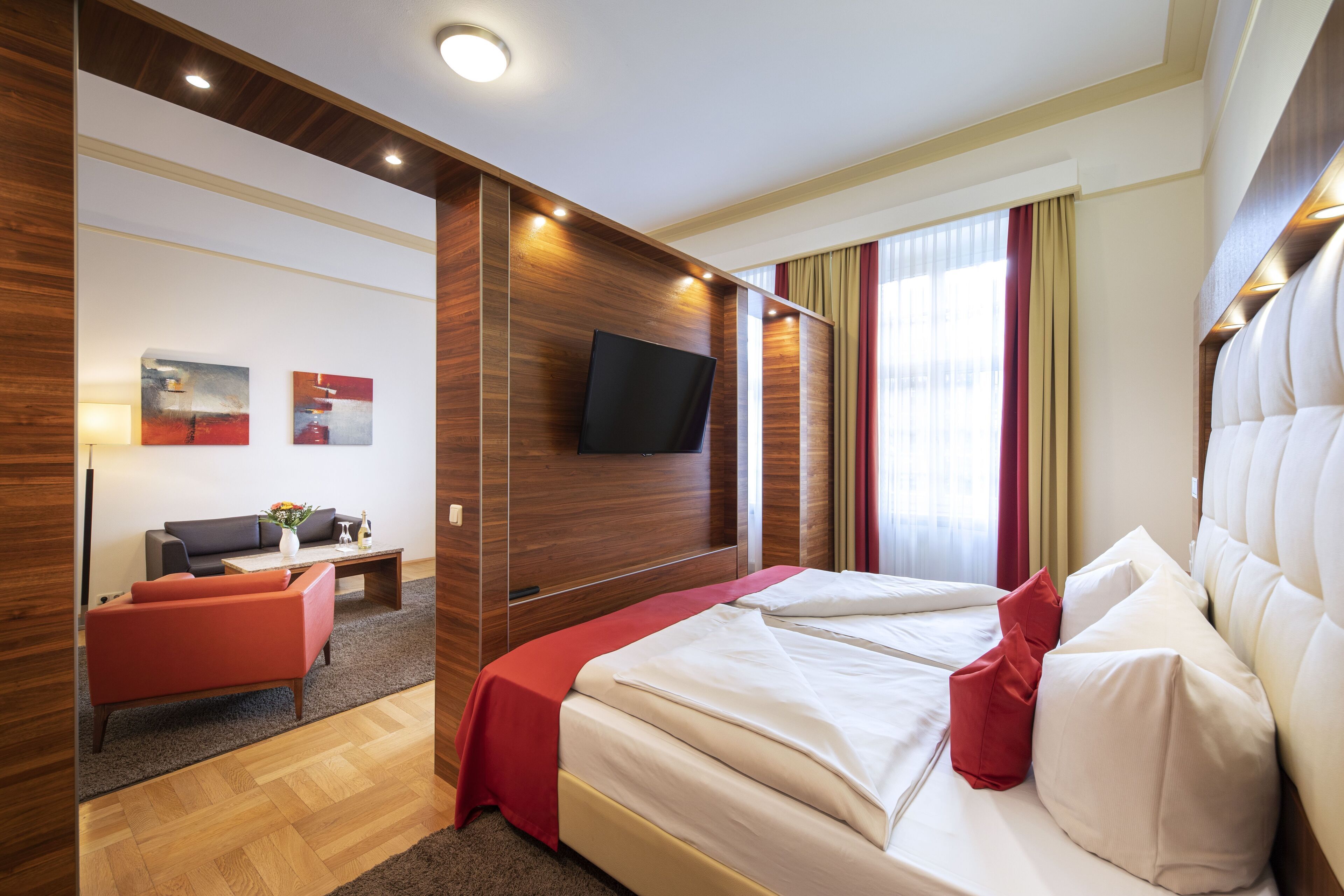 suite | hypo-allergenic bedding, minibar, in-room safe, desk