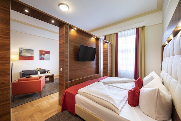 Suite | Allergikerbettwaren, Zimmersafe, Schreibtisch, kostenloses WLAN