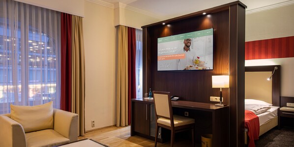 Suite | Living area | 34-inch flat-screen TV with cable channels, TV