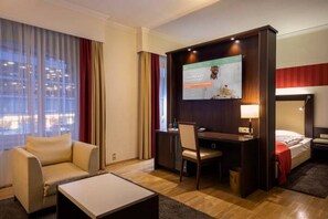 Suite | Living area | 34-inch flat-screen TV with cable channels, TV - ACHAT Sternhotel Bonn (Bonn)