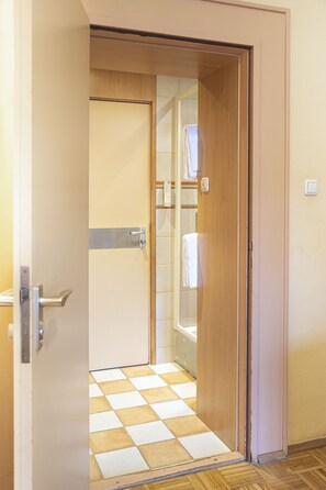 Economy Double Room | Bathroom | Eco-friendly toiletries, hair dryer, towels