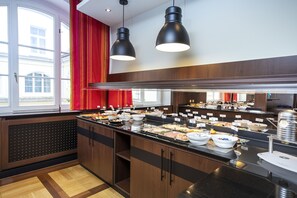 Café da manhã com buffet todos os dias (EUR 21 por pessoa) 