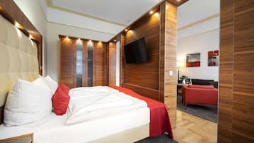 Suite | Hypo-allergenic bedding, in-room safe, desk, free WiFi